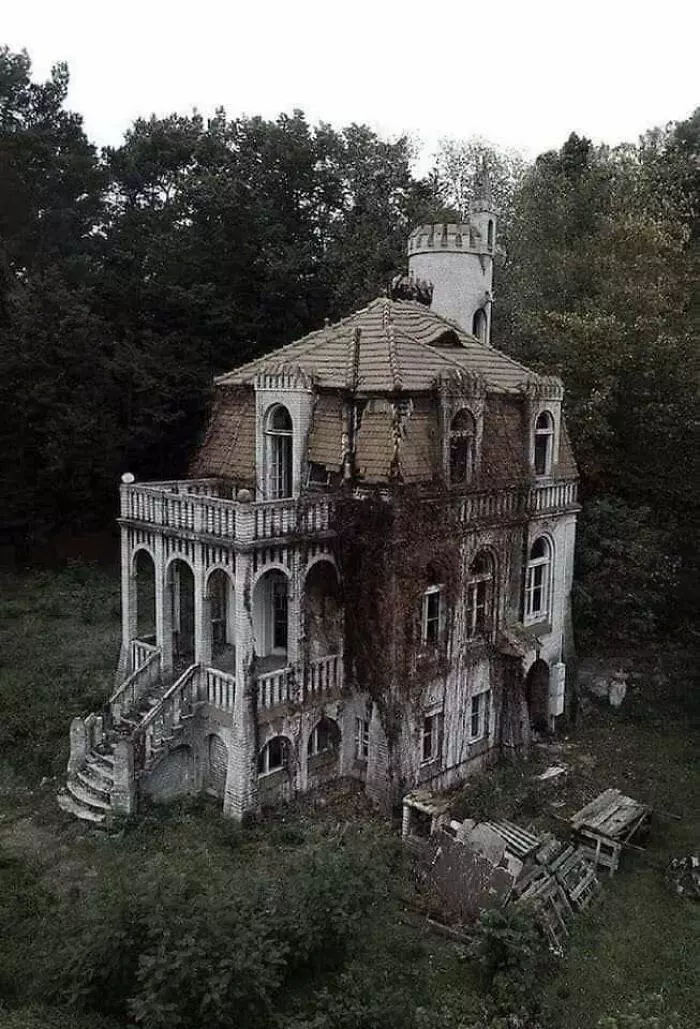 30 Captivatingly Unique Abandoned Homes Explored By Adventurers