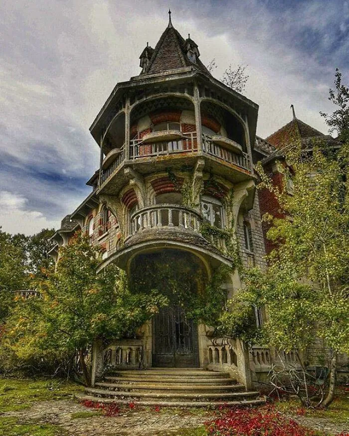 30 Captivatingly Unique Abandoned Homes Explored By Adventurers