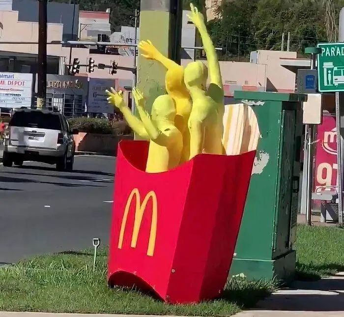 30 Images That Become Weirder The Further You Scroll