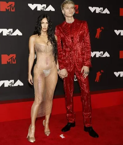 30 Hideous Dresses That Should Have Never Been Made 