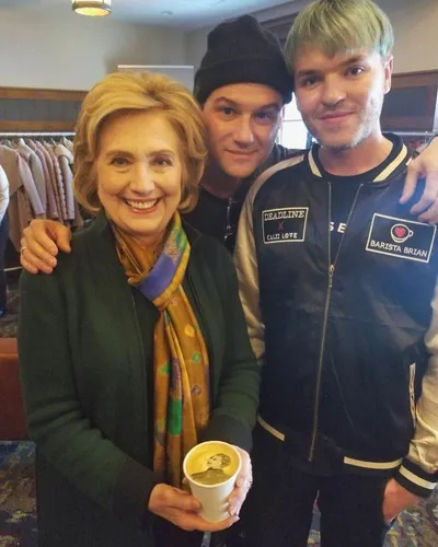 This Barista Is Painting Portraits Of Celebrities In Cafe And Surprises Them 64A5674D2F70F 880