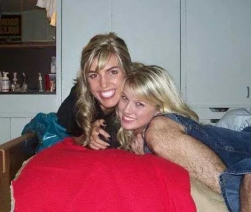 21 Pictures That You Will Need To Look Carefully To Know. #12 Is Amusing- Lol._5Fb28135A3522.Jpeg310 Funny Double Take Photo Cute Girl But Hairy Arm